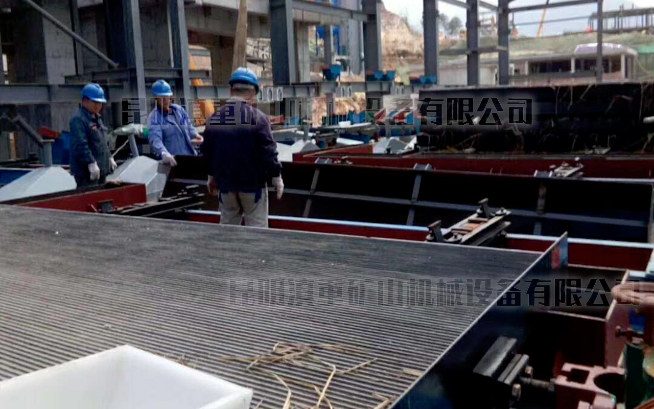 昆明易倍emc官网矿机的跳汰机技术工程师正在为用户安装调试摇床