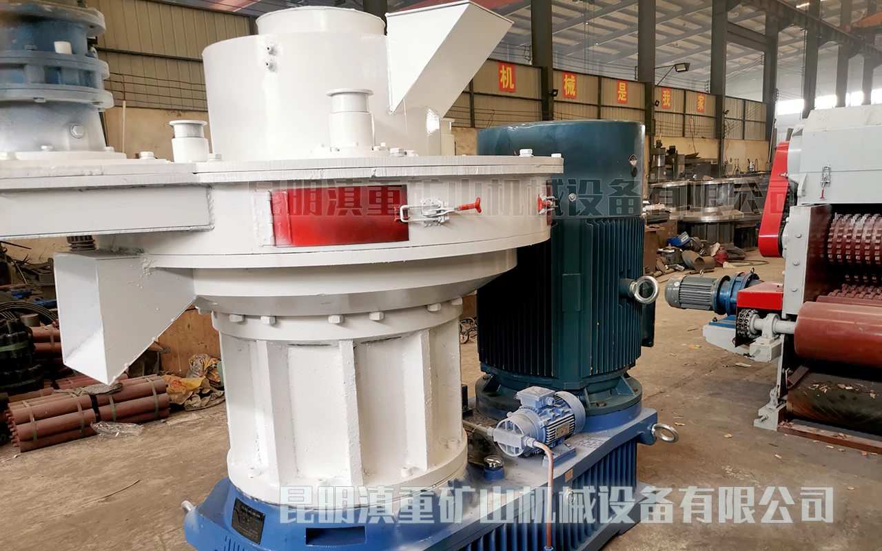 昆明易倍emc官网矿机厂区内的生物质颗粒机成品/